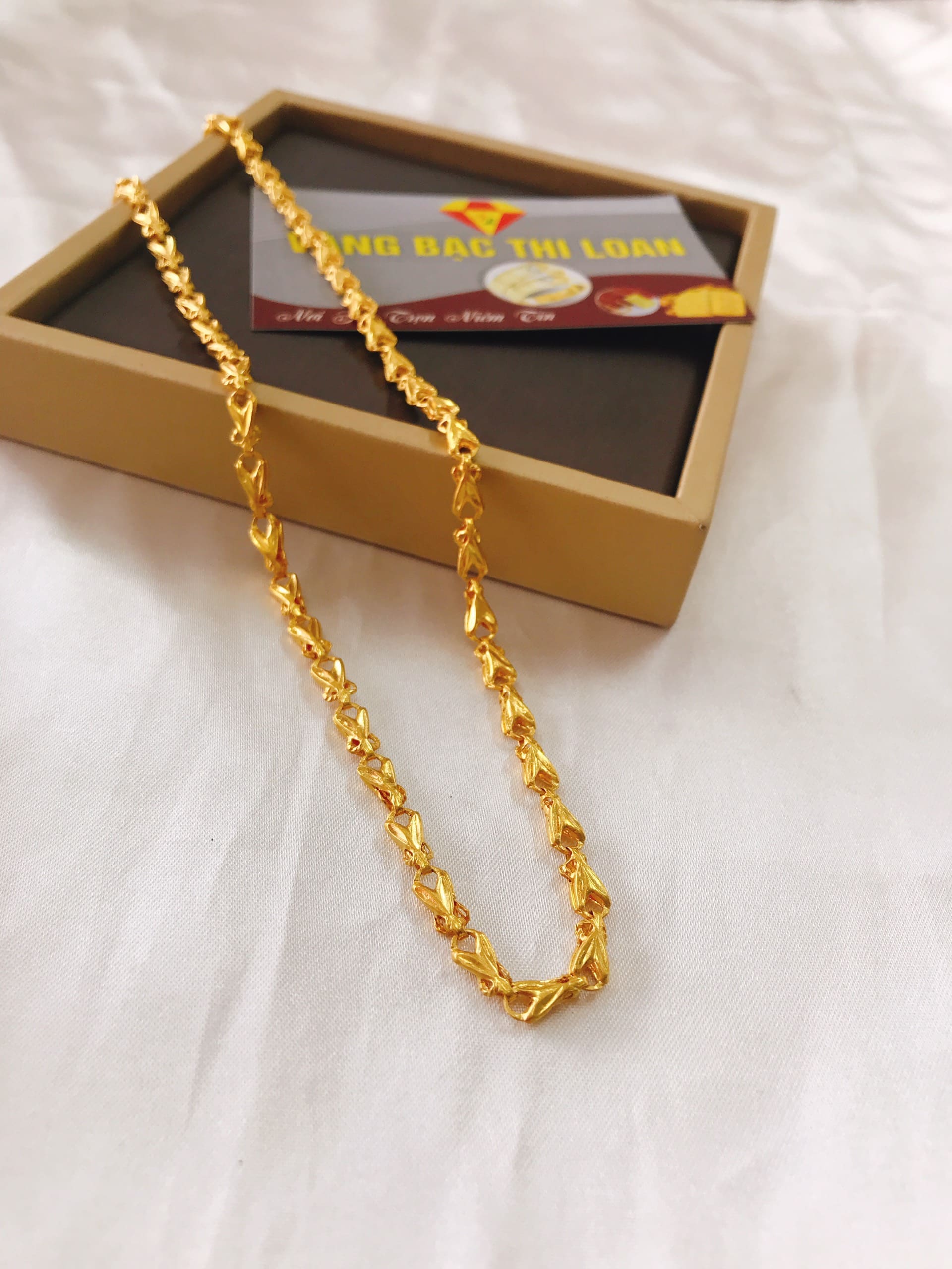 Dây chuyền vàng 24K 5 chỉ là một món quà sang trọng và ý nghĩa để tặng cho người thân, bạn bè hay đối tác kinh doanh của bạn. Với chất liệu vàng 24K tinh khiết và sáng lấp lánh, chiếc dây chuyền này chắc chắn sẽ làm hài lòng mọi người.